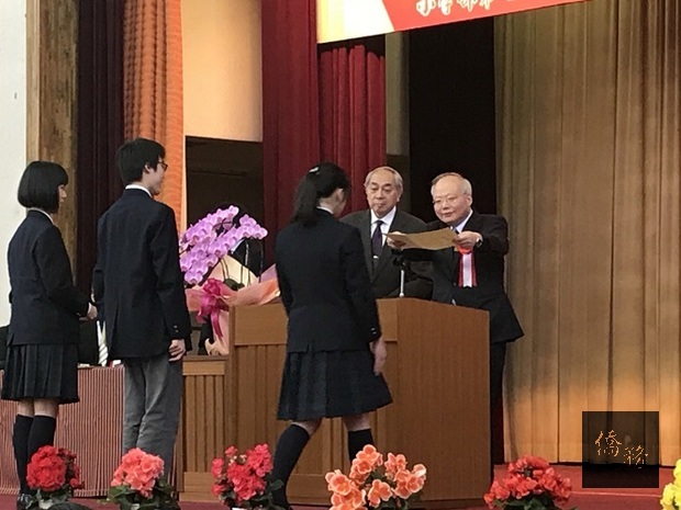郭仲熙頒發畢業證書。