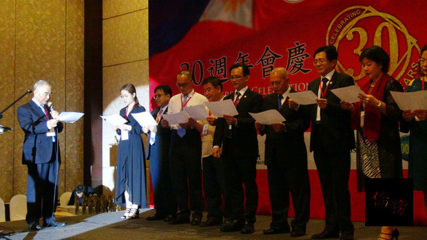 菲律賓台灣工商總會21日舉行慶祝成立30週年晚會，駐菲代表林松煥（左1）為現任理事主席、會長及新進幹部監誓。(中央社提供)