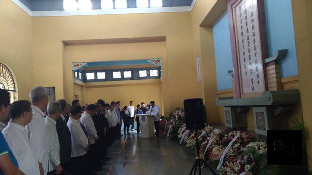 朱曦、僑團代表等向楊光泩暨殉難館員、菲律濱華僑抗日烈士等靈位獻花致敬。