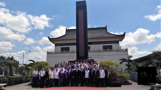 朱曦、僑團代表暨全體館員等於菲律濱華僑抗日烈士紀念館等前合影。