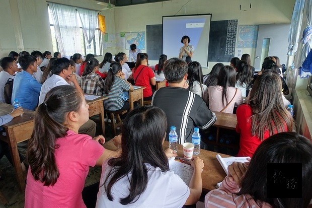 107年緬甸臘戌地區華文教師研習會，學員們聚精會神的聽講座解說。