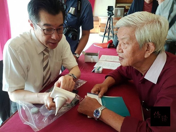 主治醫師李學禹（左）在雅加達提供印尼民眾醫療諮詢，協助改善睡眠品質。