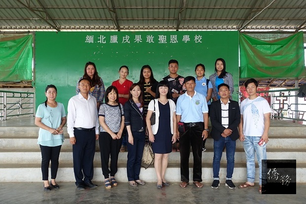 郭淑貞(右4)、楊慧萍(左4)與李添富(右3)及學校老師合影。