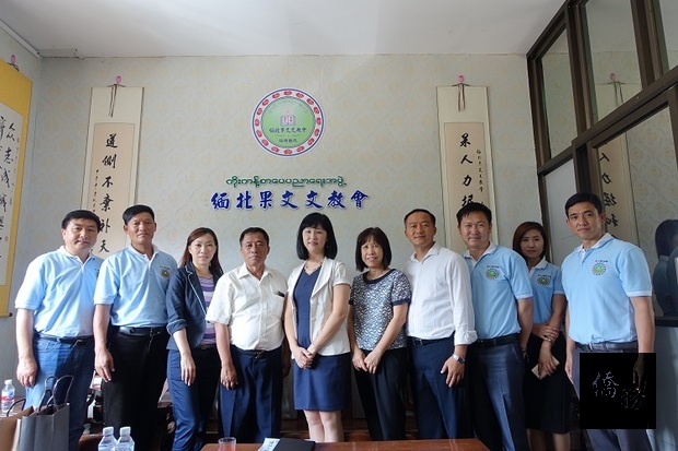 郭淑貞(右6)、楊慧萍(左3)與柳潤蒼(左4)、楊善麟(右3)、李添富(左2)、楊振茂(右1)及該會幹部合影。