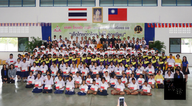 在泰國打拚近30年的台商郭修敏，為感謝泰國社會給予的經營環境和員工的貢獻，以頒發獎學金的方式來回饋，12日頒發獎學金後與所有來賓與學生合影。（泰豐公司提供）