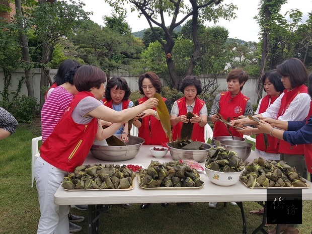 韓華婦女聯合會會員們大家合力包粽子