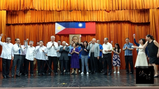 林松煥、菲華文經總會幹部與僑教役男們合唱「愛拼才會贏」等歌曲。