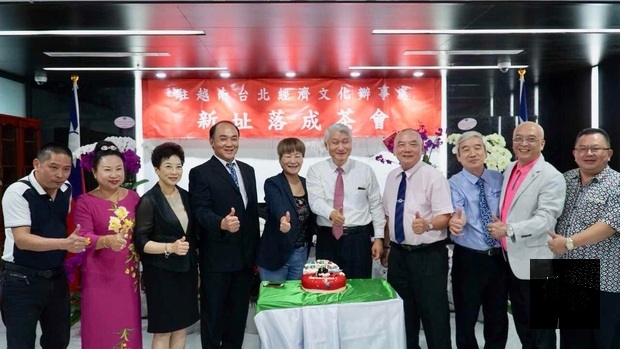 駐越南代表石瑞琦（右五）與旅越僑胞及台商對代表處新址設施同表「讚」