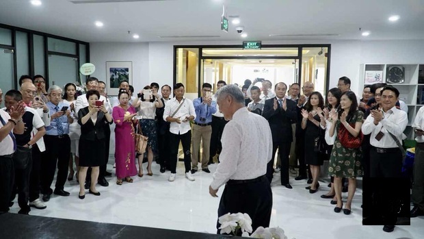 僑胞及台商以熱烈掌聲歡迎駐越南代表石瑞琦（前）致詞