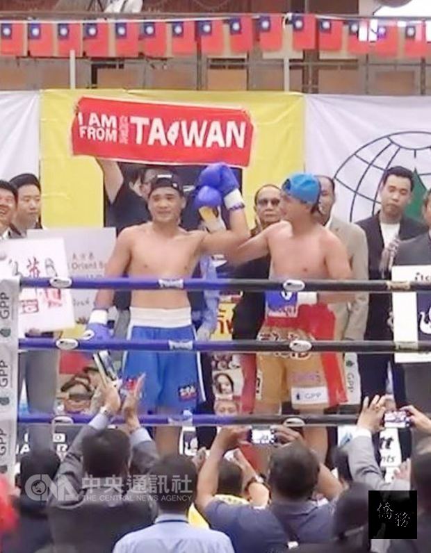 台灣拳擊選手麥介恩（著藍色拳擊褲）20日在泰國台灣會館舉行的國際拳擊比賽中，擊敗泰國選手。(中央社提供)