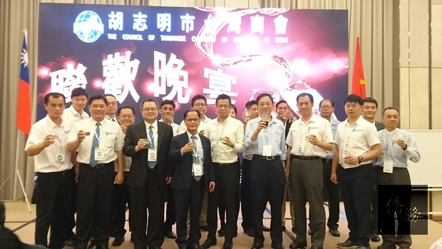 鄭文忠(前排左4)、余俊廸(前排左3)率新任理監事團隊共同舉杯向所有會員敬酒。