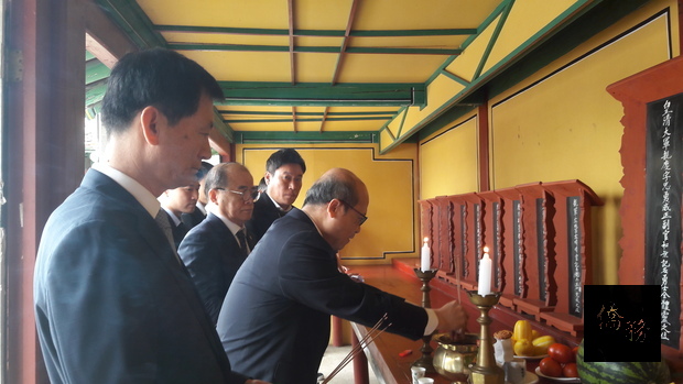 易志成代表向無名英雄上香