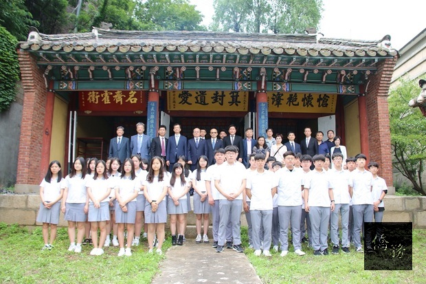 參加祭祀典禮學生代表及僑領們合影