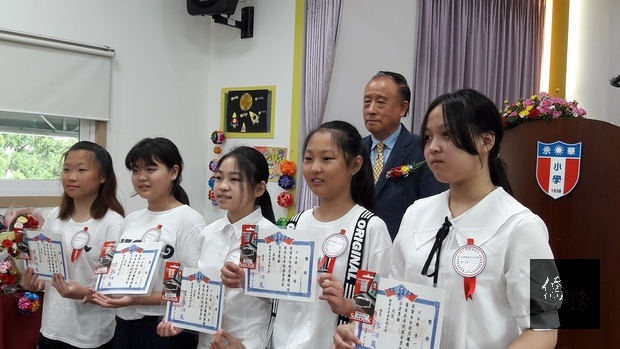 永登浦華僑協會會長喬聚東頒獎表揚優秀同學。