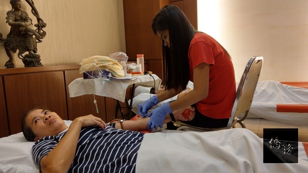 紅十字會醫護人員為捐血者進行採血。