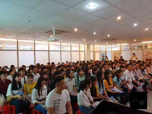 到場學生仔細聆聽到台灣接受技職教育的相關訊息。
