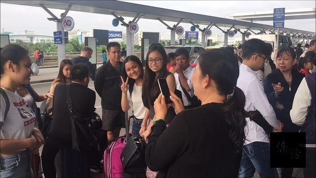 越南地區今年有逾千名僑生獲錄取僑生技職專班，駐胡志明辦事處僑務組配合班機，每日安排約110至150人搭機前往台灣報到。