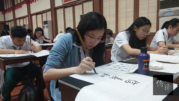 參賽者在主辦單位所分發的大楷紙上揮毫。