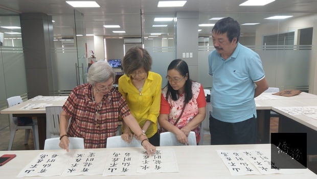 蔡懷強與評審們檢視參賽者作品。