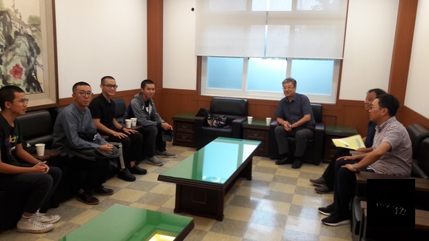 4位老師到漢城僑中報到與校長及主任們座談。