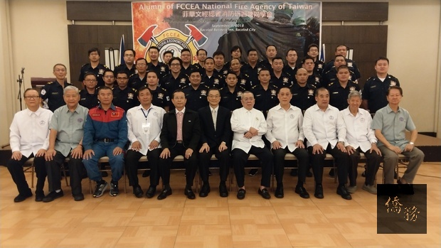 第9梯次消防訓練班學員與朱曦、王家鵬、丁金煌等人合影。