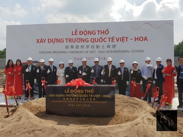 謝明輝(左九)，鄧明興(左八)，梁光中(左十)