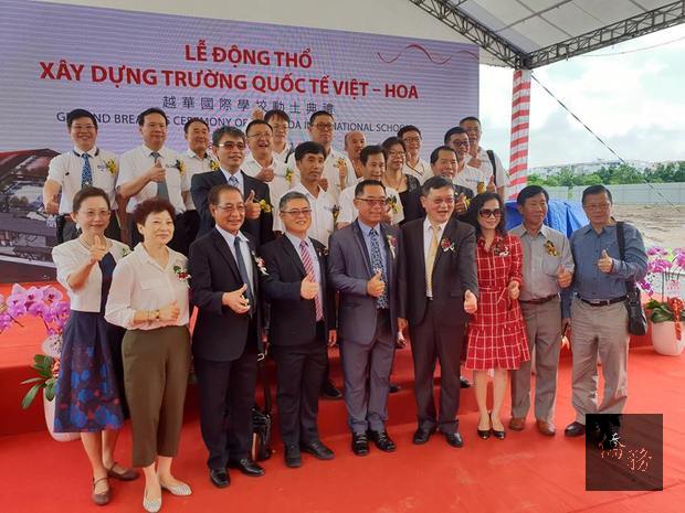 貴賓合影:由左至右:胡志明市台灣學校校長江家衍、僑務委員劉美德、僑務委員李天柒、越南台商總會總會長許玉林、謝明輝、梁光中。