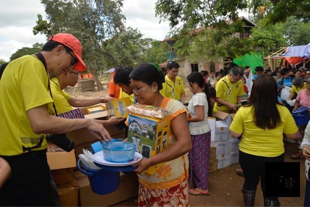 緬甸台商總會16日動員會員與志工前往刷溪水壩潰堤受災村落，發放救災物資。（中央社提供）