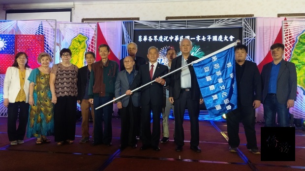 徐佩勇為菲律賓納卯雙十國慶回國慶賀團授旗。