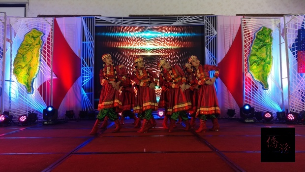 計順市菲華中學民族舞蹈表演。