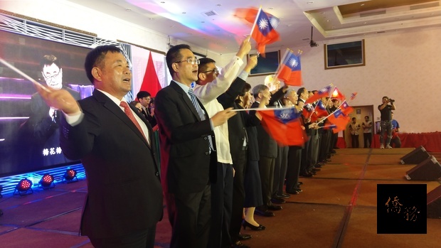 與會人士手持小國旗合唱「中華民國頌」與「梅花」。