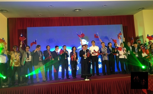 洪慧珠(左8)出席馬來西亞臺灣商會聯合總會舉辦「慶祝中華民國107年雙十國慶晚會」