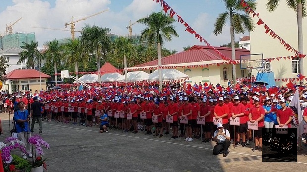 胡志明市台灣學校7日舉行升旗典禮，全體師生及來自越南南部8個台商會代表500餘人，大家共聚一堂。