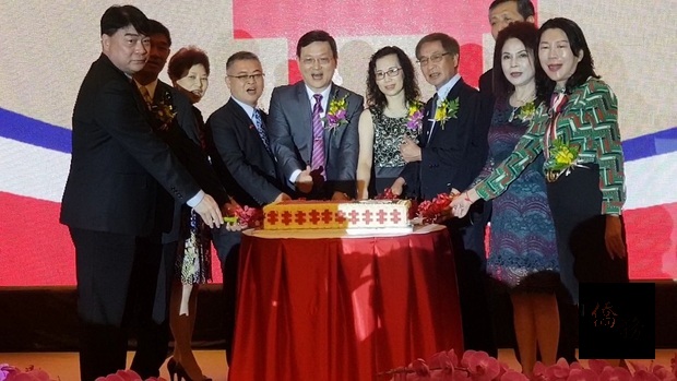 梁光中與來賓切蛋糕祝賀中華民國107歲生日。