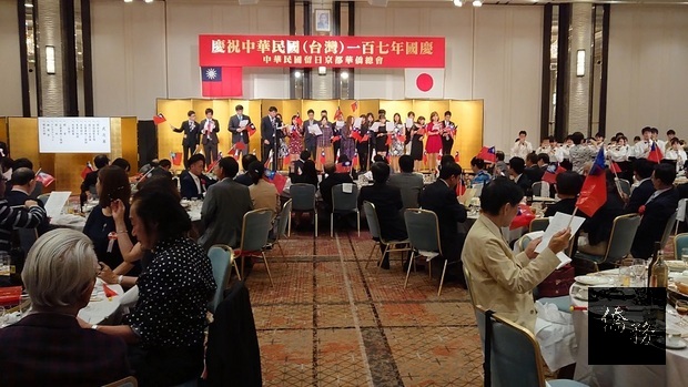 京都華僑總會國慶活動由留學生與現場來賓一起揮舞中華民國國旗並進行大合唱。