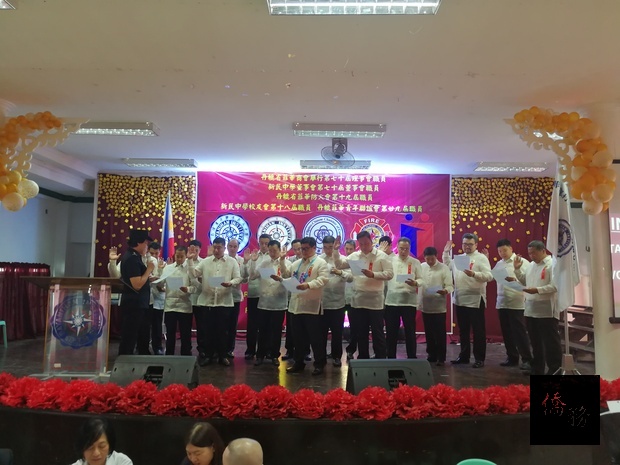 布顏古希胡中校為丹轆省菲華防火會新屆理事們監誓。