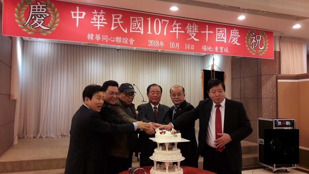 唐殿文(圖左2)與壽星們共切蛋糕。