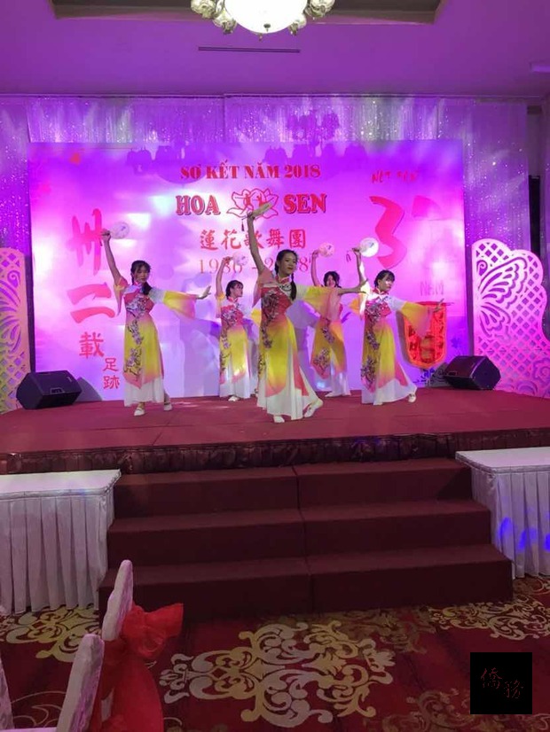 廖意麗(位於中間)。