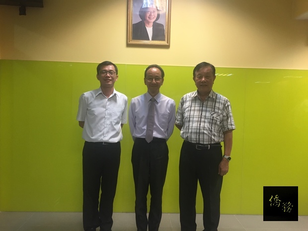 徐國潤(右三)、培青中學校長趙廣章(右四)。