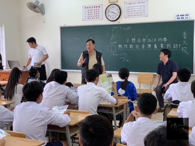 徐國潤在培青中學說明招生計畫。