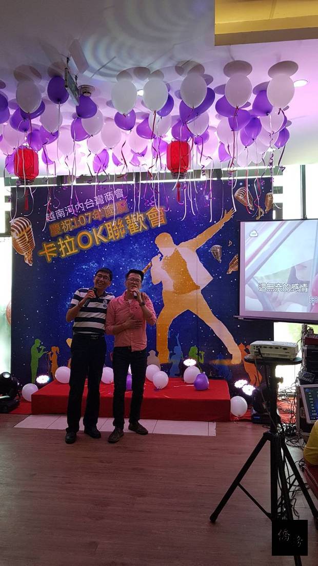 盧智生與鄧明敦合唱。