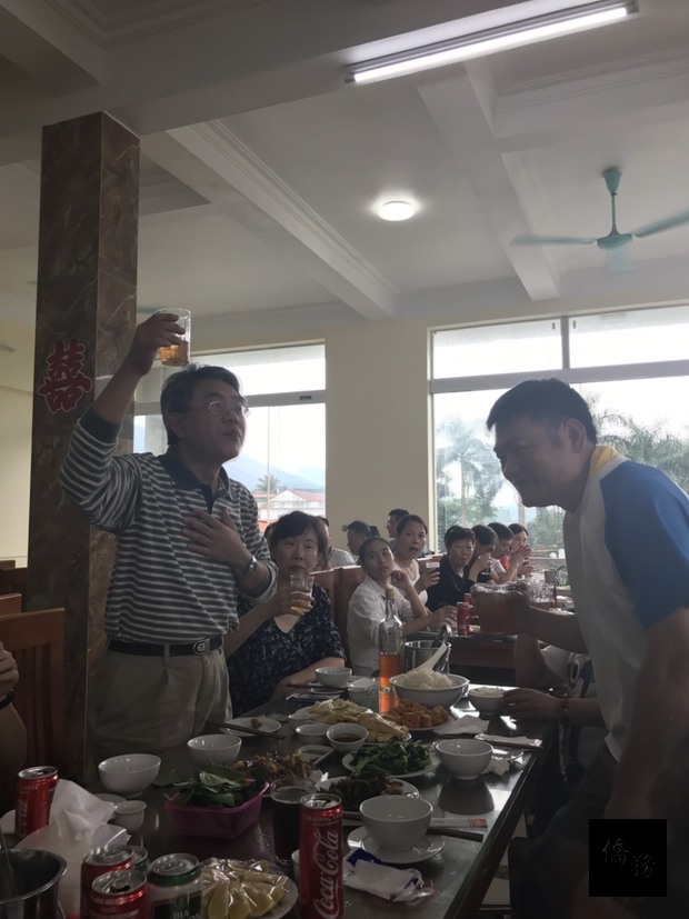 楊登仕(左站立者)致詞。