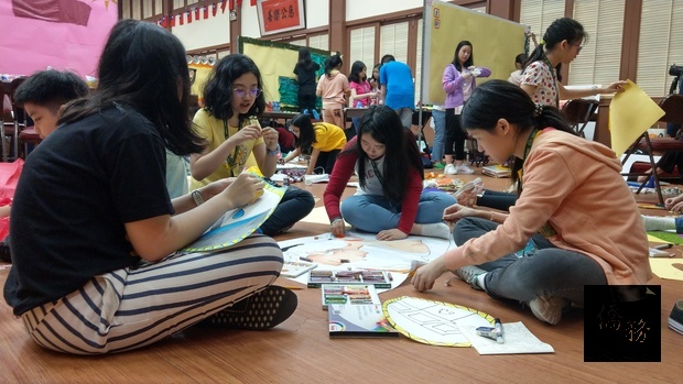 參賽者齊心合力在畫中塗色。