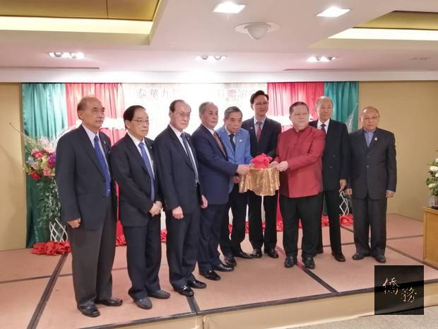 童振源代表(右四)監交，楊源輝(右三)、黃信雄(右六)與Chavarat Charnvirakul(右五)。