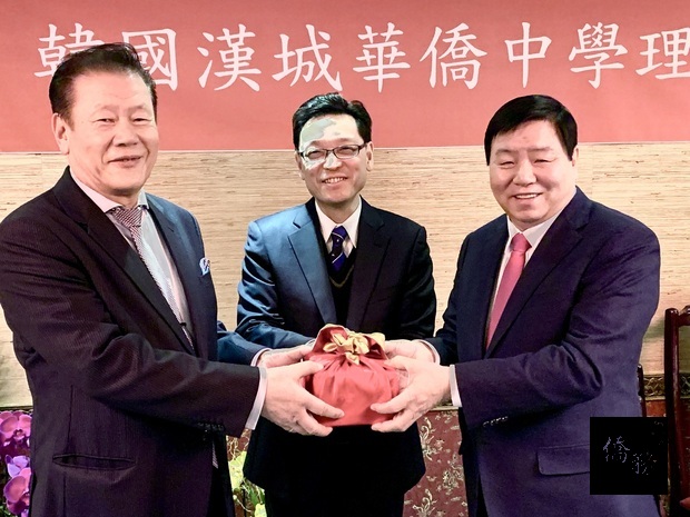 漢城華僑中學理事會交接儀式(圖由左至右，薛榮興、唐殿文、譚紹榮)。