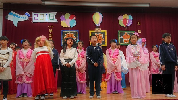 小五學生演扮演楊貴妃描述長恨歌故事。