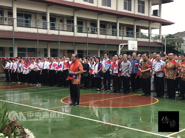 雅加達台灣學校1日舉行中華民國108年元旦升旗典禮，由駐印尼代表陳忠領唱國歌。（中央社提供）