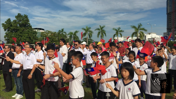 活動中全體人員揮舞中華民國國旗。