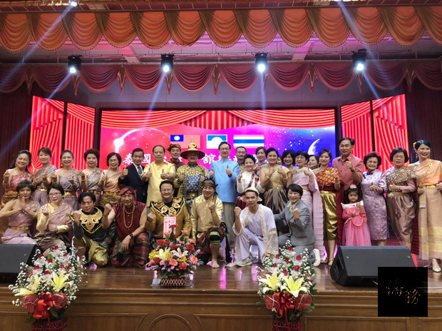 泰國台灣會館19日晚間舉行2019年度懇親聯歡晚會，駐泰代表童振源和僑界代表及晚會表演者合影留念。（中央社提供）