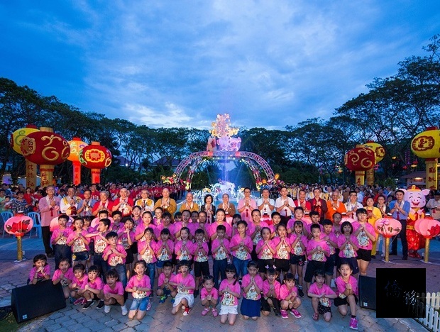洪慧珠（最後一排左9）出席「2019年馬來西亞佛光山東禪寺平安燈會暨花藝展啟燈典禮」。